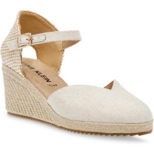 Anne Klein Women’s Zana Wedge Sandal(Natural/Silver)